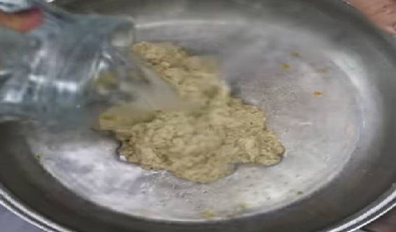चार से पांच बार पानी से धोने के बाद आखिरी भी आटे का ग्लूटन बचेगा। इसे आखिरी बार साफ पानी से धो लें। 
