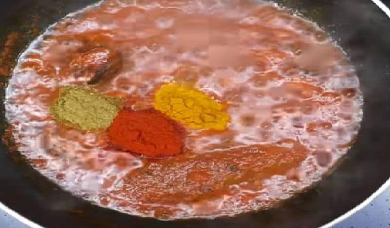 अब सब्जी की ग्रेवी तैयार करें। इसमें कड़ाही में तेल डालें और इसमें खड़े मसाले डालें। इसे अच्छे से चटकाएं। 