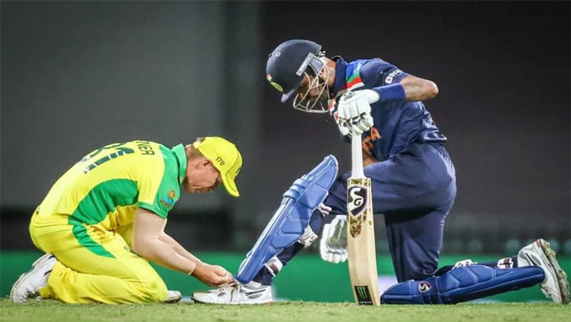 David Warner tying Hardik Pandya's shoelaces during the match, fans said- sportsman spirit dva