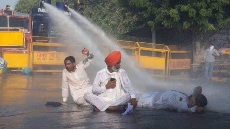 ये निकला नतीजा
पड़ताल में वायरल पोस्ट फर्जी साबित हुई। किसानों के समर्थन में दिख रही तस्वीर में बुज़ुर्ग महिला शाहीन बाग वाली बिलकिस बानो नहीं हैं। बुजुर्ग किसान महिला को बिलकिस बानो बताकर शेयर किया जाना भी फर्दी दावा है। 