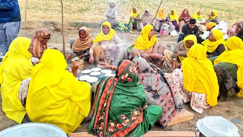 ये निकला नतीजा
जांच में डॉ राजकुमारी बंसल को लेकर किया जा रहा वायरल दावा फर्जी साबित हुआ। वायरल फोटो इंटरनेट पर फरवरी 2020 से मौजूद है, लिहाजा ये बात साफ हो जाती है कि इसका वर्तमान में चल रहे किसान आंदोलन से कोई संबंध नहीं है। एक पुरानी तस्वीर को कुछ लोग डॉक्टर पर निशाना साधने के लिए इस्तेमाल कर रहे हैं।
