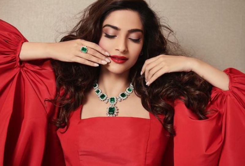 <p>তখনই তিনি স্থির করেছিলেন, যে তিনি অভিনেত্রী হবেন। আর তারজন্যই এক ধাক্কায় কমিয়ে ফেলেছিলেন ওজন। </p>