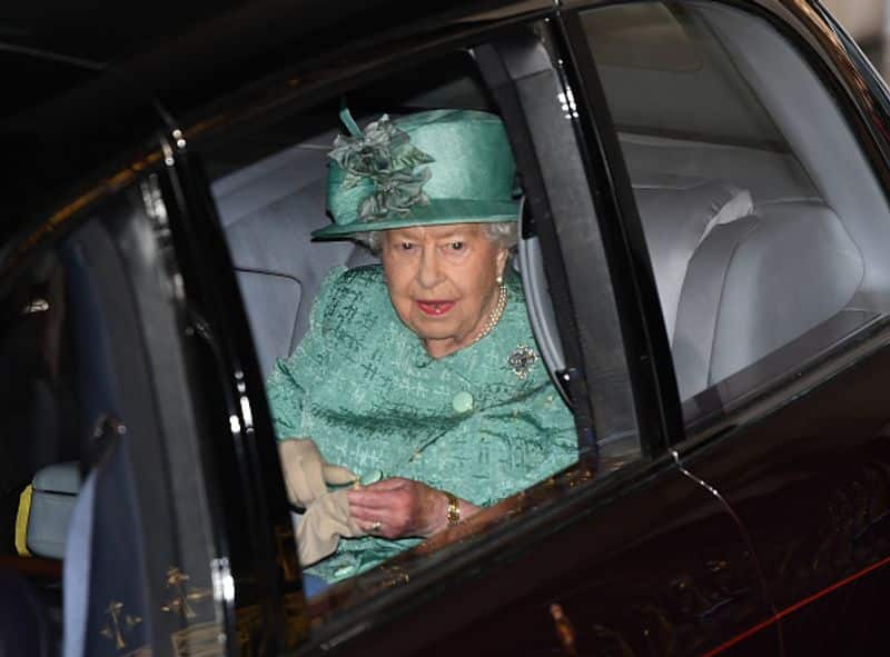 powers of Queen Elizabeth II photos