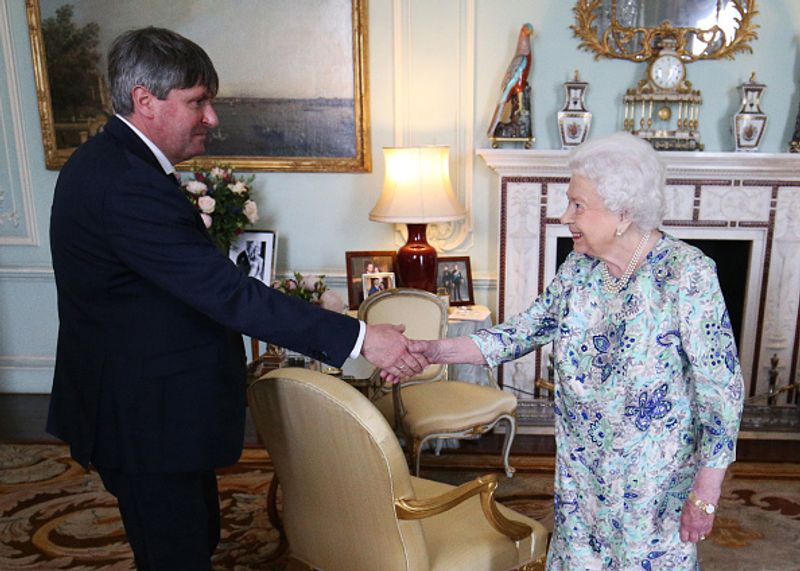 powers of Queen Elizabeth II photos