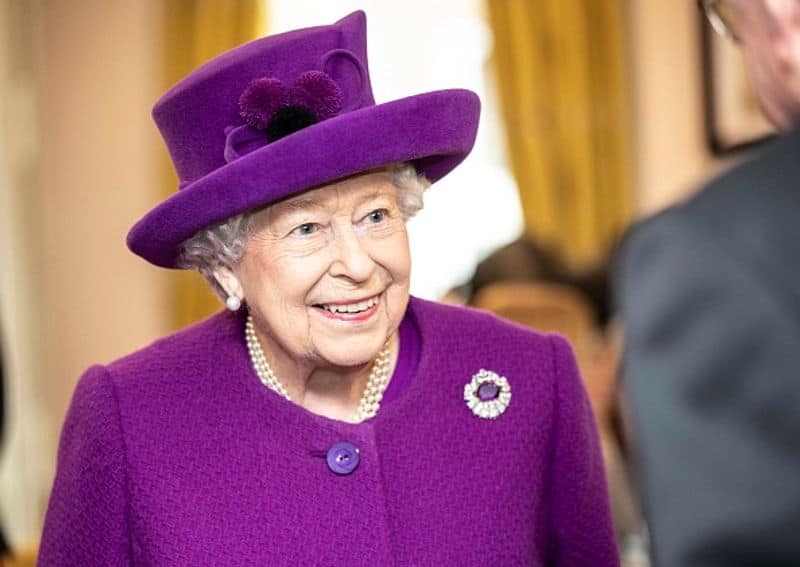 powers of Queen Elizabeth II photos