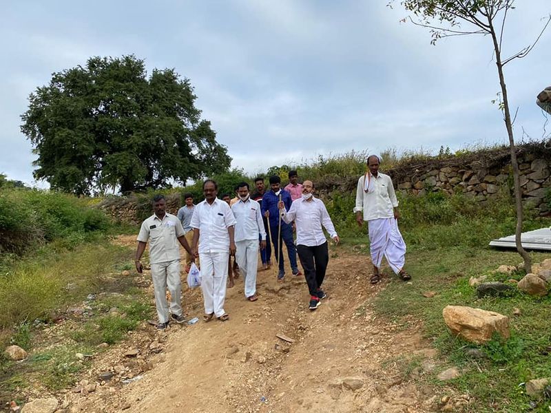 Congress MLA yatindra siddaramaih visits mahadeshwara nagamale By Wlak rbj