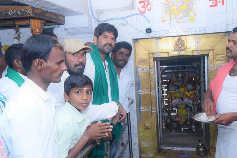 Kampli Congress MLA JN Ganesh offers pooja to irrigation projects With Farmers rbj