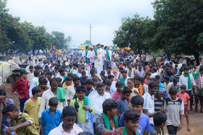 Kampli Congress MLA JN Ganesh offers pooja to irrigation projects With Farmers rbj