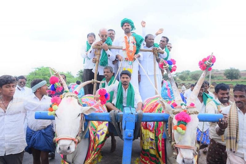 Kampli Congress MLA JN Ganesh offers pooja to irrigation projects With Farmers rbj