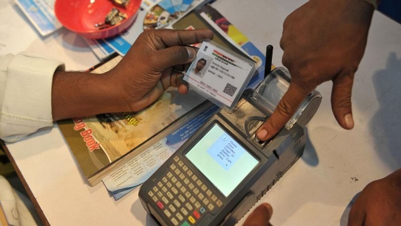 कौन करता है आधार ऑपरेटर्स की नियुक्ति
आधार कार्ड यूनीक आइडेंटिफिकेशन अथॉरिटी ऑफ इंडिया (UIDAI) आधार कार्ड जारी तो करता है, लेकिन आधार सर्विस सेंटर चलाने वाले ऑपरेटर्स की नियुक्ति वह नहीं करता है। आधार ऑपरेटर्स की नियुक्ति रजिस्ट्रार (Registrar) करते हैं। अगर कोई व्यक्ति आधार सेंटर खोलना चाहता है, तो उसे अपने क्षेत्र के रजिस्ट्रार से संपर्क करना होता है।
(फाइल फोटो)
