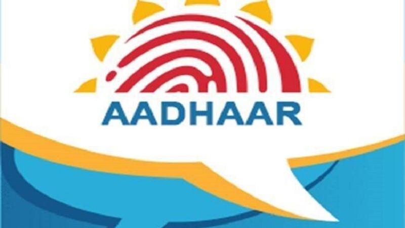 क्या है आधार सर्विस सेंटर
आधार सर्विस सेंटर पर नए आधार कार्ड बनाने के साथ इससे जुड़े दूसरे काम होते हैं। जो लोग आधार सेंटर का संचालन करते हैं, उन्हें इससे फायदा होता है। जो लोग आधार कार्ड बनवाने के लिए लोग आधार सेंटर पर जाते हैं, उन्हें इसके लिए उन्हें शुल्क देना होता है। वहीं, आधार को बैंक अकाउंट ले लिंक कराने या इससे जुड़ी दूसरी सर्विसेस के लिए भी चार्ज देना होता है। इसमें से आधार सेंटर चलाने वाले को कमीशन मिलता है। यह आमदनी का अच्छा-खासा जरिया है। हर आधार सेंटर पर कम से कम दो-तीन लोग बतौर ऑपरेटर काम करते हैं।
(फाइल फोटो)
