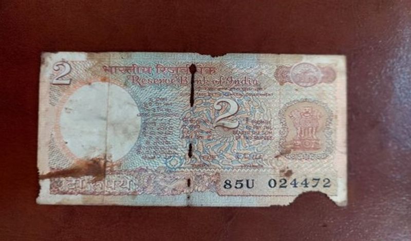 आपको इन्हें बेचने के लिए कहीं आने-जाने की जरुरत नहीं है। आप सीधे खुद को सेलर के तौर पर रजिस्टर करें और फिर अपने पास के नोट की फोटो को अपलोड कर दें। इसके बाद लोग आपसे खुद ही संपर्क करेंगे। 