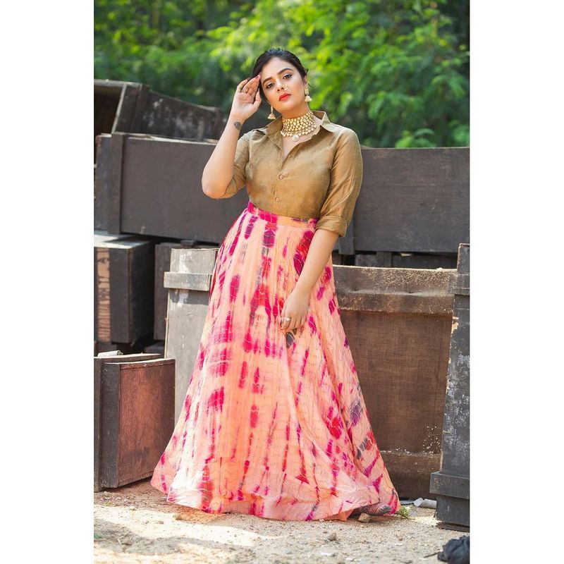 sreemukhi stuns in gold color top and long frack photos goes viral ksr