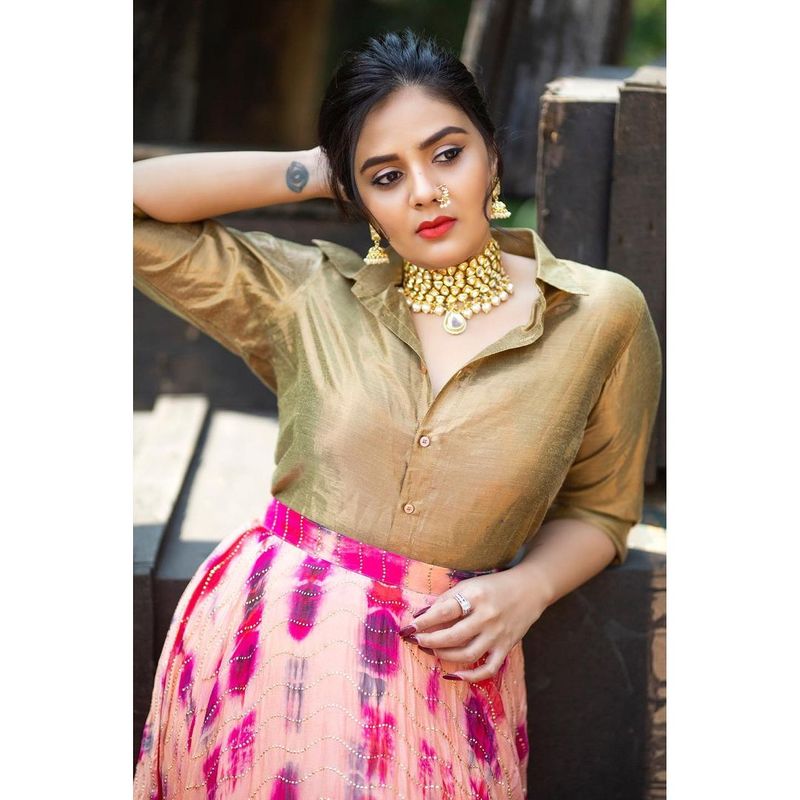 sreemukhi stuns in gold color top and long frack photos goes viral ksr