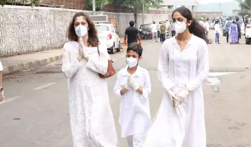 कमालरुख खान पोस्ट में आगे लिखती हैं कि 'उनकी गरिमा और स्वाभिमान ने उन्हें इस्लाम में परिवर्तित होने और उनके परिवार के लिए झुकने की परमिशन नहीं दी। वो तबाह हो गई थीं। उन्हें धोखा महसूस हुआ और भावनात्मक रूप से टूट गई थीं, लेकिन उन्होंने और उनके बच्चों ने सब्र किया।' अपनी पोस्ट में कमालरुख खान ने यह भी खुलासा किया है कि वाजिद खान के निधन के बाद भी दिवंगत संगीतकार के परिवार का उत्पीड़न जारी है।