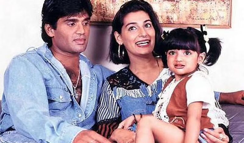 माना शेट्टी एक सफल बिजनेसवुमन हैं। साथ ही वह एक सफल सोशल वर्कर और रियल एस्टेट की क्वीन भी हैं। माना ने अपने पति सुनील शेट्टी के साथ मिलकर S2 नाम से एक रियल एस्टेट प्रोजक्ट शुरू किया। इस प्रोजेक्ट के तहत उन्होंने मुंबई में कई सारे लक्जरी विला बनाए हैं। 