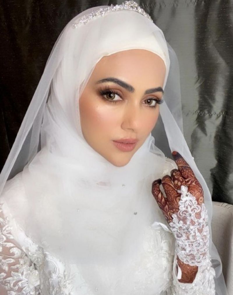 Bigg boss fame sana khan mehandi and wedding photos goes viral dpl