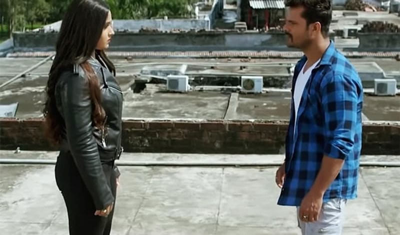 बता दें, काजल और खेसारी की इस मूवी को फैंस काफी पसंद कर रहे हैं। इसमें खेसारी ने आर्मी जवान का रोल प्ले किया है और काजल उनकी प्रेमिका बनकर भारत के खिलाफ साजिश रचने का काम करती हैं।
