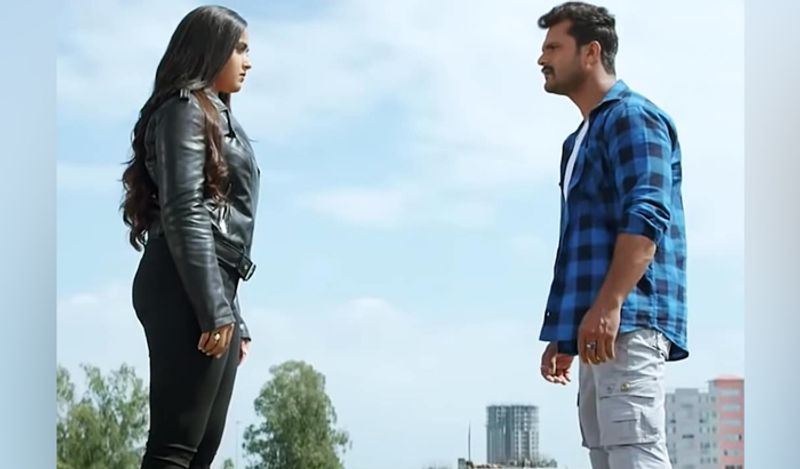 गौरतलब है कि काजल और खेसारी ने 30 से भी ज्यादा फिल्मों में काम किया है। दोनों को साथ में देखना फैंस खूब पसंद करते हैं। फिर चाहे वो रील लाइफ हो या रियल।
