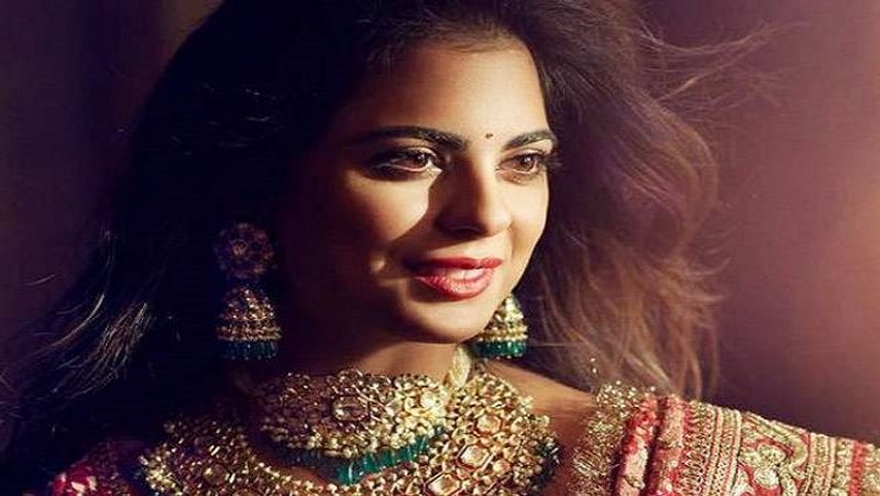 ईशा अंबानी और आनंद पीरामल के रिश्ते की मजबूती का अंदाजा इसी बात से लगाया जा सकता है कि इन दोनों ने एक-दूसरे को वैसे ही स्वीकार किया है जैसे कि वे हैं। ईशा को जहां काम के साथ-साथ पार्टियों में शामिल होना पसंद है, वहीं आनंद पार्टियों से दूर ही रहते हैं। 