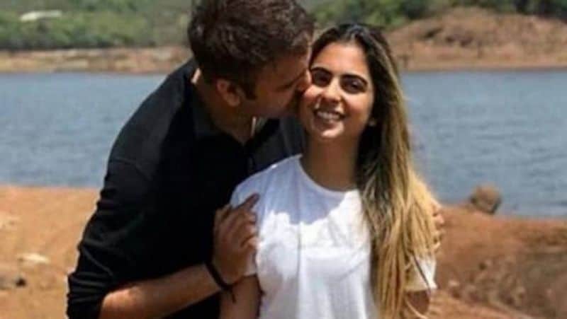 ईशा अंबानी और आनंद पीरामल ने शादी के पहले लंबे समय तक डेटिंग की थी। दोनों एक-दूसरे के साथ काफी क्वालिटी टाइम एन्जॉय करते थे। 