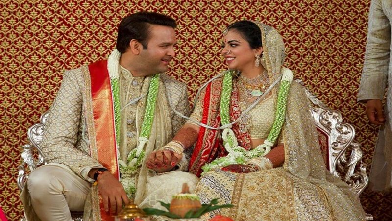 ईशा अंबानी और आनंद पीरामल की शादी के बाद की तस्वीर। इनकी शादी की चर्चा वर्ल्ड मीडिया में हुई थी। 