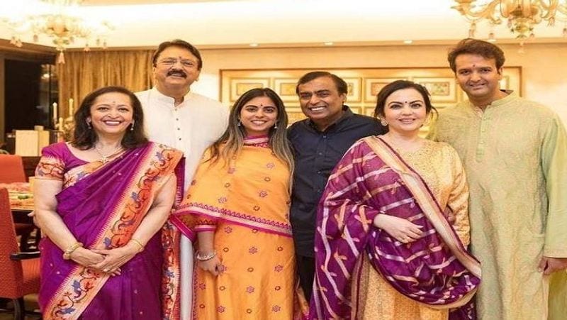 शादी के बाद ईशा अंबानी और आनंद पीरामल अपने पेरेन्ट्स मुकेश अंबानी, नीता अंबानी, अजय पीरामल और स्वाति पीरामल के साथ। दोनों परिवारों के बीच पहले से ही अच्छे रिश्ते रहे हैं। 
