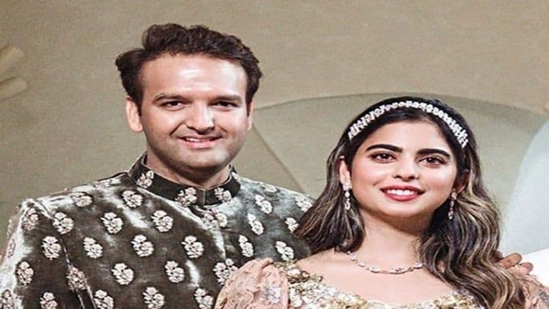 ईशा अंबानी का कहना है कि आनंद तड़क-भड़क वाली लाइफस्टाइल ज्यादा पसंद नहीं करते। ऐसे में, हमें जब भी मौका मिलता है, हम घर पर ही टाइम बिताना पसंद करते हैं।