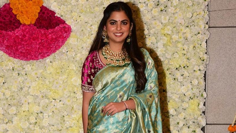 आनंद पीरामल ईशा अंबानी का काफी ख्याल रखते हैं। वे इस बात को जानते थे कि ईशा अंबानी को छोटी-छोटी खुशियों को भी धूम-धड़ाके के साथ मनाना पसंद है। ऐसे में, उन्होंने भी ईशा अंबानी की इच्छाओं का ख्याल रखते हुए शादी में डांस भी किया था। 