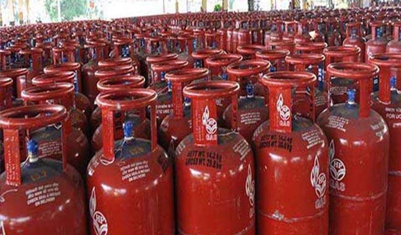 गैस सिलेंडर की कीमतों को बढ़ाने-घटाने पर किया जा रहा विचार
सरकारी तेल कंपनियां हर महीने की पहली तारीख को एलपीजी सिलेंडर की कीमतों की समीक्षा करती हैं, यानी कीमतें बढ़ाने-घटाने पर विचार करती हैं। ऐसे में संभव है कि 1 दिसंबर को एलपीजी सिलेंडर की कीमतों में बदलाव हो सकता है। नवंबर में ऑयल कंपनियों ने कमर्शियल सिलेंडर की कीमतों में बढ़ोतरी की थी। क्योंकि, अंतरराष्ट्रीय बाजार में कच्चे तेल की कीमतों में लगातार इजाफा हो रहा है। 