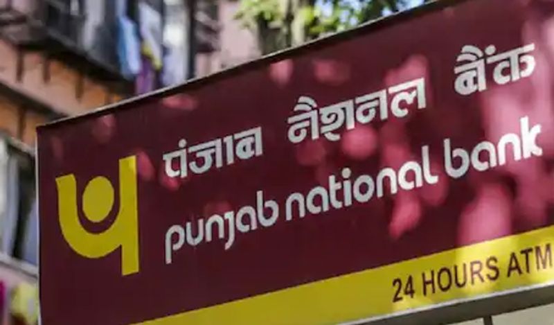 PNB के ATM से पैसे निकासी के नियमों में बदलाव
पंजाब नेशनल बैंक (PNB) ने 1 दिसंबर से कैस निकालने का नियम बदलने का ऐलान किया है। बैंक के मुताबिक, नया नियम काफी सिक्योर होगा। 1 दिसंबर से PNB वन टाइम पासवर्ड (OTP) बेस्ड कैश विड्रॉल सुविधा लागू करने जा रहा है। PNB की ओर से दी गई जानकारी के मुताबिक एक बार में 10000 रुपए से ज्यादा की कैश निकासी अब OTP बेस्ड होगी। 