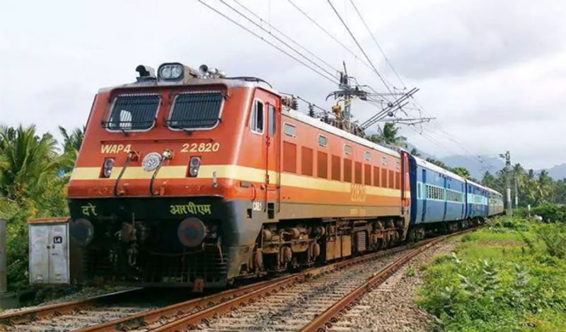 1 दिसंबर से झेलम एक्सप्रेस में कर सकेंगे सफर
कोरोना महामारी में सभी ट्रेनों पर रोक लगा दी गई थी। लॉकडाउन खुलने के बाद कुछ रूटों पर ट्रेनें चलाई गईं। लेकिन, बावजूद इसके अभी कई रूटों पर आवाजाह सामान्य नहीं हो पाई है। लेकिन, अब रेलवे की ओर से 1 दिसंबर से कई रूटों पर ट्रेनों का परिचालन शुरू किया जा रहा है। एक दिसंबर से यात्रियों के लिए झेलम एक्सप्रेस और पंजाब मेल ट्रेनें उपलब्ध होंगी। रेलवे ने बताया कि दोनों ट्रेनों को सामान्य श्रेणी के तहत चलाया जा रहा है। 01077/78 पुणे-जम्मूतवी पुणे झेलम स्पेशल और 02137/38 मुम्बई फिरोजपुर पंजाब मेल स्पेशल रोजाना चलेगी।