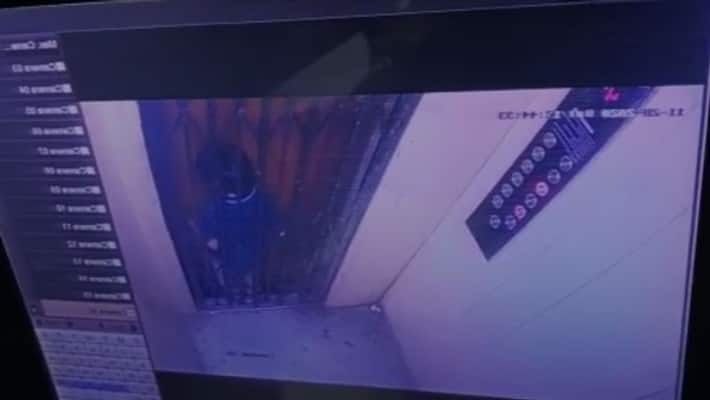 5-year-old child trapped in lift, accident captured in CCTV ASA 5-year-old child trapped in lift, accident captured in CCTV ASA