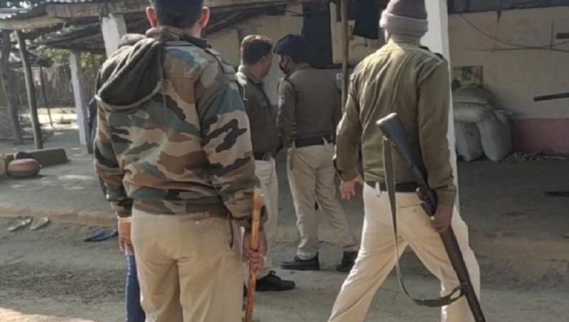 आरोपियों ने दोनों भाईयों को उनके घर के सामने लाकर पटक दिया। फिर 12 वर्षीय बच्चे आयुष को भी पीटा। बेबस मां की आखों के सामने उसके दोनों बेटों और पोते पर ट्रैक्टर चढ़ा दिया। इसके बाद आरोपी थाने पहुंचा और बताया कि मैंने तीन लोगों को ट्रैक्टर से कुचल दिया। उसने वारदात में इस्तेमाल ट्रैक्टर समेत सरेंडर कर दिया। यह सब सुनकर अधिकारी हैरान रह गए।