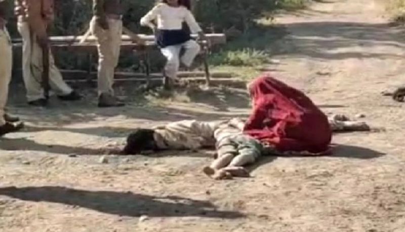  जब कुंवर बेहोश हो गया तो आरोपी उसे ट्रैक्टर से बांधने लगे, तभी उसका भाई राजेंद्र वहां आ गया। आरोपियों ने उसे भी पीटा, फिर दोनों भाइयों को बेहोशी की हालत में ट्रैक्टर के पीछे रस्सी से बांध दिया और खेत से घर तक घसीटते हुए ले आए।
