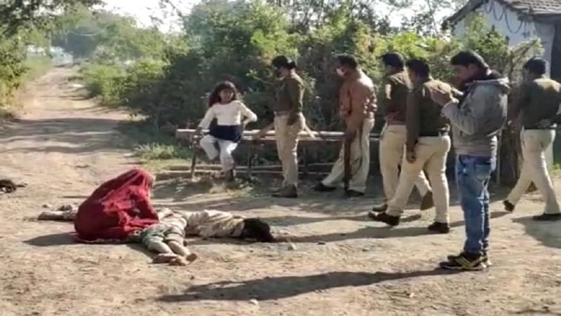 बताते हैं कि शनिवार को अनिरुद्ध योजनाबद्ध तरीके से वारदात को अंजाम दिया। 6 लोग खेत में पानी दे रहे कुंवर यदुवंशी के पास ट्रैक्टर से पहुंचे और उसे लाठी, लोहे की पाइप से पीटने लगे। जब कुंवर बेहोश हो गया तो आरोपी उसे ट्रैक्टर से बांधने लगे, तभी उसका भाई राजेंद्र वहां आ गया। आरोपियों ने उसे भी पीटा, फिर दोनों भाइयों को बेहोशी की हालत में ट्रैक्टर के पीछे रस्सी से बांध दिया और खेत से घर तक घसीटते हुए ले आए।
