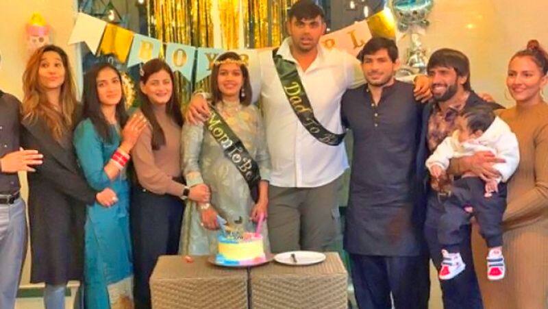 द गल गर ल क ग दभर ई म पह च बड बहन ग त फ ग ट ब ब ब प क छ कर य द य र एक शन Dangal Girl Babita Phogat Baby Shower Pics Kpg