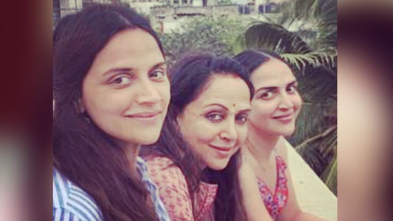 इस खुशी के सेलिब्रेशन के बारे में जानकारी देते हुए हेमा ने बताया- हम ट्विन्स के लिए उनके जन्म के 11वें दिन पर एक नाम-करण सेरेमनी आयोजित करेंगे। ये पूरी तरह से एक फैमिली फंक्शन होगा, जिसमें हम और अहाना के सास-ससुर होंगे। अगले साल, हमें उम्मीद है कि चीजें फिर से नॉर्मल हो जाएंगी, और तब हम दोनों ट्विन्स के पहले जन्मदिन पर एक ग्रैंड बर्थडे पार्टी रखेंगे।