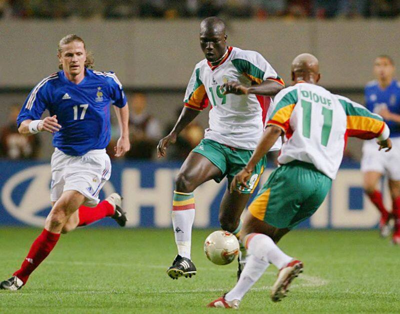 Papa Bouba Diop: Ex-Senegal midfielder dies at 42