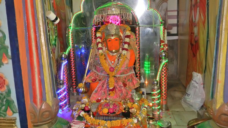 4. पूर्णिमा पर किसी हनुमान मंदिर में चमेली के तेल का दीपक जलाएं और हनुमान चालीसा का पाठ करें।
