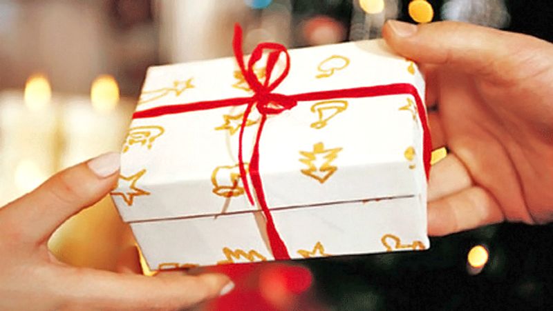 6. पूर्णिमा पर किसी सुहागन महिला को भोजन करवाएं और कुछ उपहार भी दें। इससे आपकी हर इच्छा पूरी हो सकती है।
