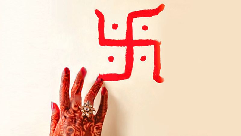 7. प्रत्येक पूर्णिमा पर सुबह हल्दी से घर के मुख्य दरवाजे पर स्वास्तिक बनाना चाहिए। इससे शुभता आती है।
