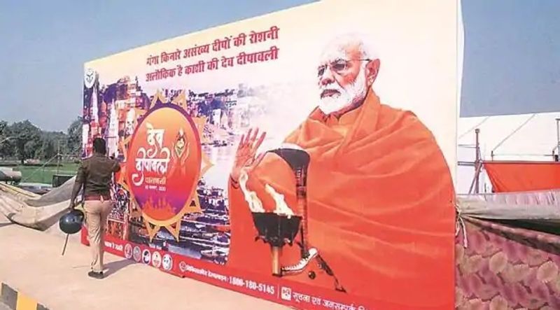 सड़क किनारे लगाए गए हैं कुछ तरह के होर्डिंग।