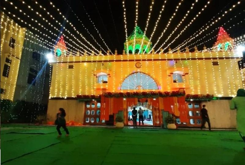 शहर सभी मंदिर, सरकारी कार्यालय और सड़क पर रंग-बिरंगे झालरों से सजे थे। बिजली पोल पर भी रंग-बिरंगे झालर लगे हुए हैं। रंग-बिरंगे झालरों और लाइटों से गंगा घाट पर पानी में उल्टा प्रतिङ्क्षबब दिखाई पड़ रहा है जो देखने लायक है। 