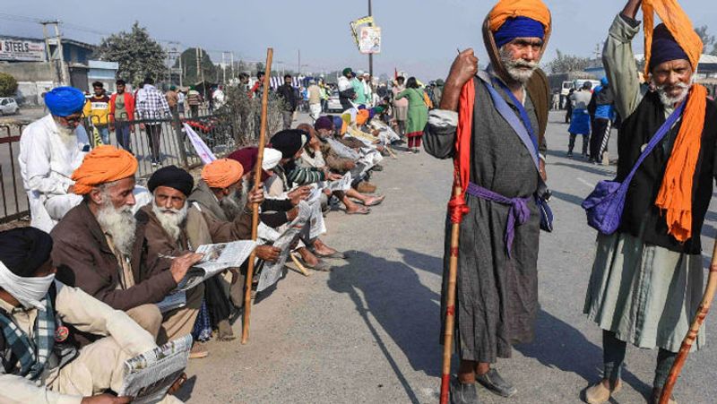 यानी सोशल मीडिया पर किया जा रहा ये दावा ग़लत है और वायरल हुई तस्वीर एडिटेड है। हमने इस वीडियो में 7 मिनट 29 सेकंड पर उस बुज़ुर्ग की स्क्रीनग्रैब की तुलना वायरल हो रही तस्वीर से की है. इसे नीचे देखा जा सकता है।