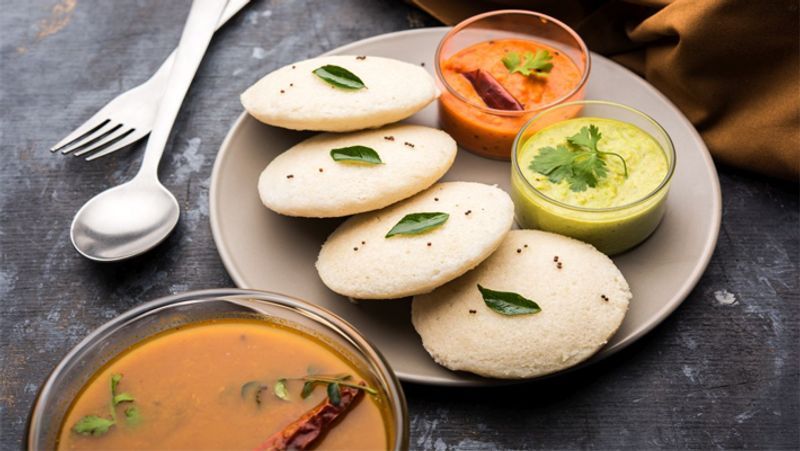 ವಾಸ್ತವವಾಗಿ, ತರಕಾರಿಗಳು ಮತ್ತು ಬೇಳೆಯನ್ನು ಸಾಂಬಾರ್ಗೆ ಸೇರಿಸಲಾಗುತ್ತದೆ, ಇದು ಪ್ರೋಟೀನ್ ಮಾತ್ರವಲ್ಲದೆ ವಿಟಮಿನ್ ಸಿ ಮತ್ತು ಫೈಬರ್ ಅನ್ನು ನೀಡುತ್ತದೆ. ಅದೇ ಸಮಯದಲ್ಲಿ, ಆರೋಗ್ಯಕರ ಕೊಬ್ಬುಗಳು ತೆಂಗಿನಕಾಯಿಯಲ್ಲಿ ಕಂಡುಬರುತ್ತವೆ.
