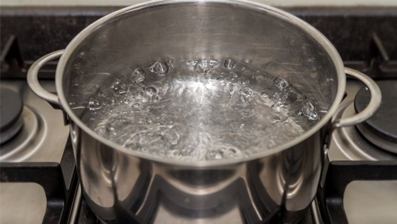 उसके बाद एक दूसरे बड़े बर्तन में पानी डालकर गैस पर उबलने रख दें।