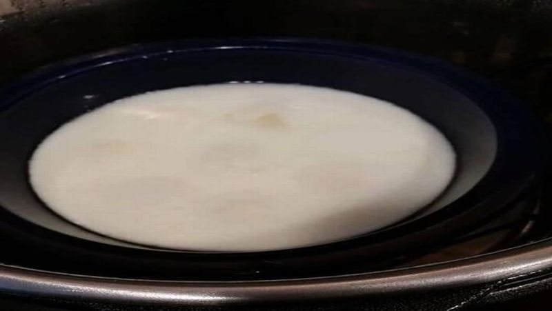 पानी में उबाल आने के बाद अंडे वाले बाउल को पानी के ऊपर रख दें।