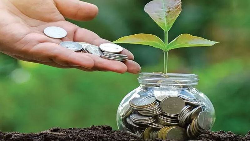 पोस्ट ऑफिस की सीनियर सिटिजन सेविंग्स स्कीम (SCSS) के तहत 60 साल या इससे ज्यादा की उम्र का व्यक्ति अकाउंट खुलवा सकता है। अगर कोई व्यक्ति 55 साल या उससे ज्यादा का है, लेकिन 60 साल से कम का है और वॉलियन्टरी रिटायरमेंट (VRS) ले चुका है, तो वह भी इस अकाउंट में निवेश कर सकता है। लेकिन शर्त यह है कि उसे रिटायरमेंट बेनिफिट्स मिलने के एक महीने के अंदर यह अकाउंट खुलवाना होगा और इसमें डिपॉजिट किया जाने वाला अमाउंट रिटायरमेंट बेनिफिट्स के अमांउट से ज्यादा नहीं होना चाहिए। (फाइल फोटो)