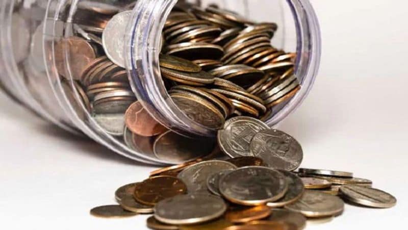 सीनियम सिटीजन सेविंग्स स्कीम (SCSS) में प्रीमैच्योर क्लोजर की अनुमति है, लेकिन पोस्ट ऑफिस अकाउंट को एक साल पूरा होने से पहले बंद कराने पर कोई ब्याज नहीं देगा। वहीं, अकाउंट खोलने के 1 साल बाद अकाउंट बंद करने पर डिपॉजिट का 1.5 फीसदी और 2 साल बाद बंद करने पर डिपॉजिट का 1 फीसदी काटा जाएगा।